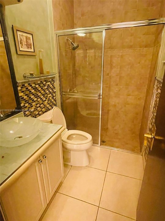 最近租的: $6,500 (5 贝兹, 3 浴室, 3351 平方英尺)