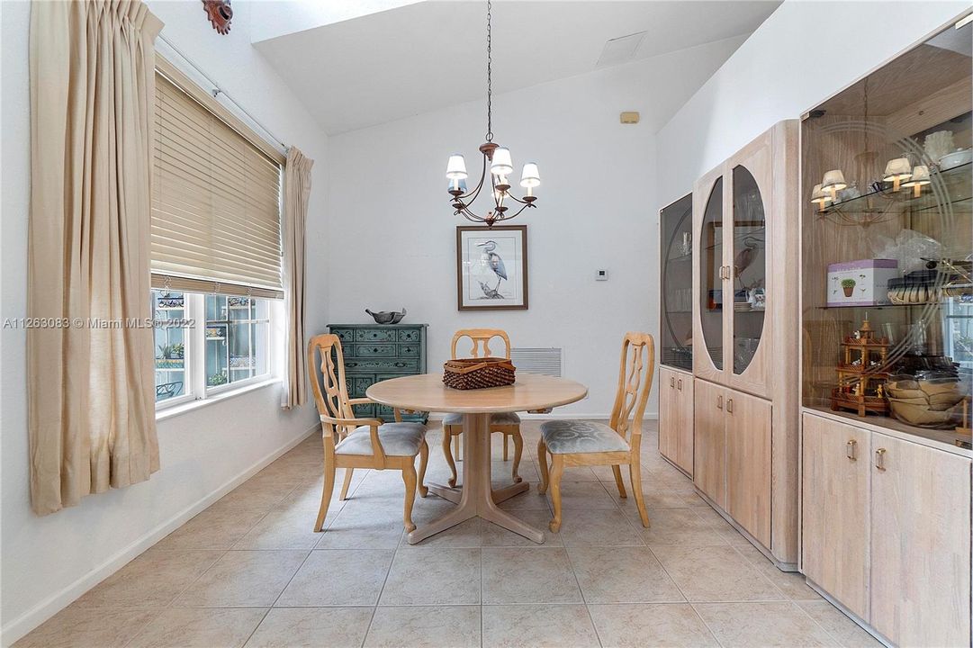 Recently Sold: $675,000 (5 beds, 3 baths, 2944 Square Feet)