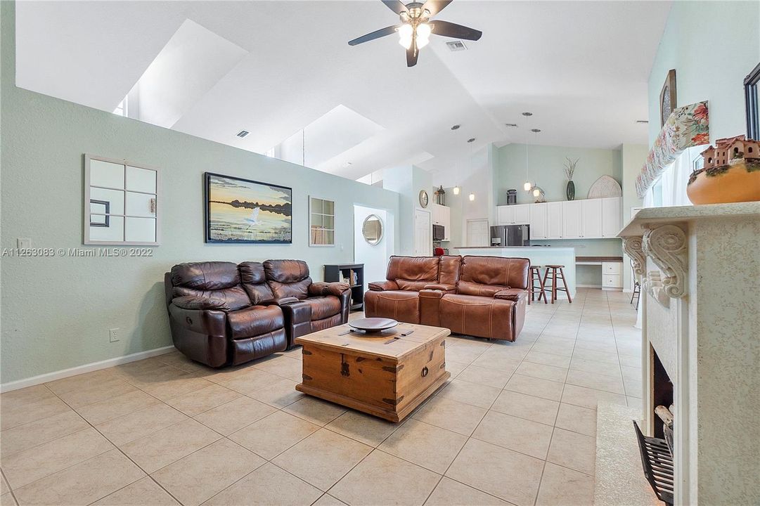 Recently Sold: $675,000 (5 beds, 3 baths, 2944 Square Feet)