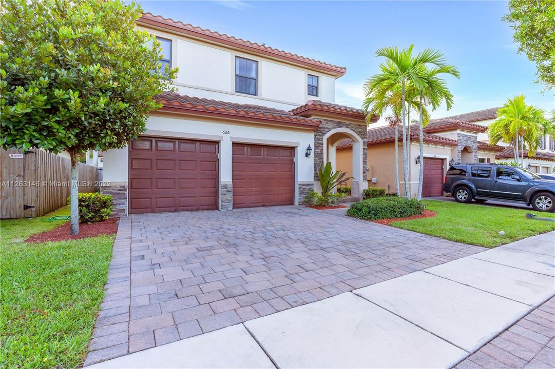 For Sale: $639,999 (5 beds, 2 baths, 2492 Square Feet)