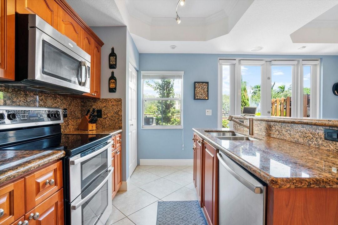 Vendido Recientemente: $425,000 (3 camas, 2 baños, 1616 Pies cuadrados)