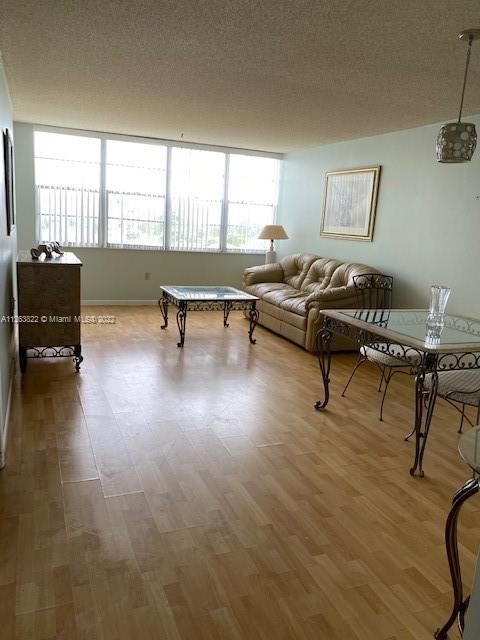 Recently Sold: $135,000 (1 beds, 1 baths, 740 Square Feet)