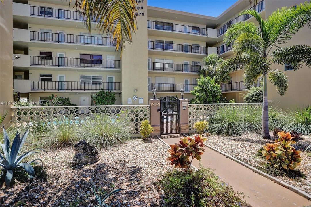 Recently Sold: $225,000 (2 beds, 2 baths, 984 Square Feet)