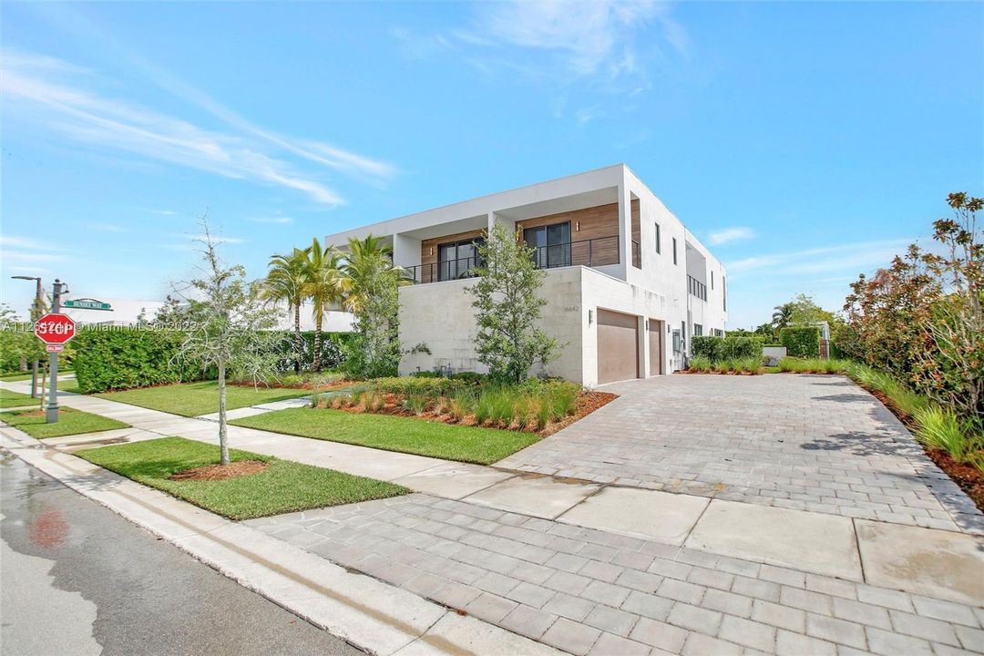 Recently Sold: $3,600,000 (6 beds, 9 baths, 6715 Square Feet)