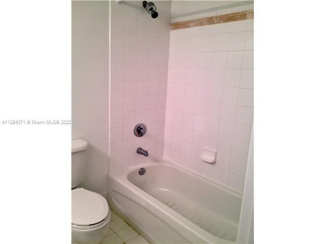 Recently Rented: $2,200 (0 beds, 1 baths, 425 Square Feet)