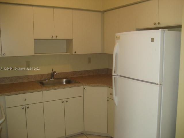 Recently Rented: $2,200 (2 beds, 1 baths, 913 Square Feet)