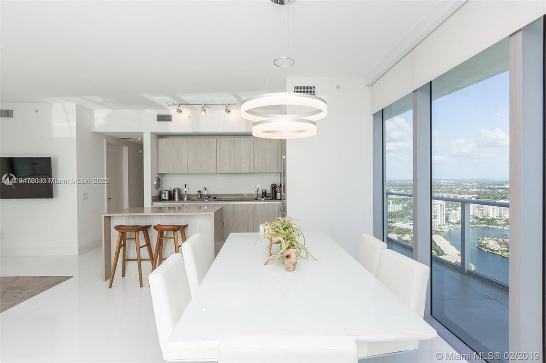 Recently Sold: $1,380,000 (2 beds, 2 baths, 1145 Square Feet)