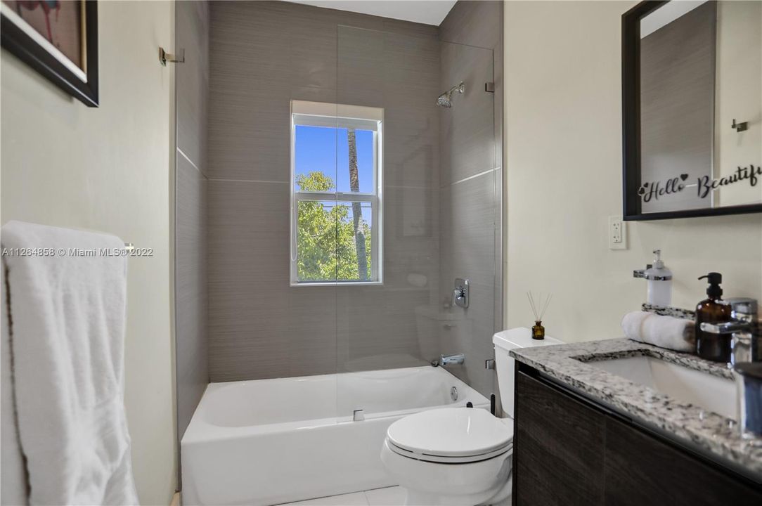 Недавно арендовано: $13,500 (5 спален, 3 ванн, 3121 Квадратных фут)