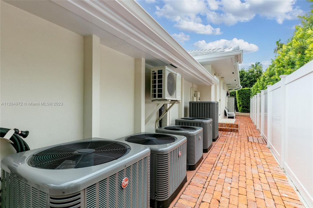 Vendido Recientemente: $6,900,000 (4 camas, 5 baños, 5717 Pies cuadrados)