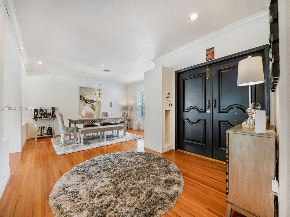 Недавно продано: $2,950,000 (5 спален, 5 ванн, 4562 Квадратных фут)