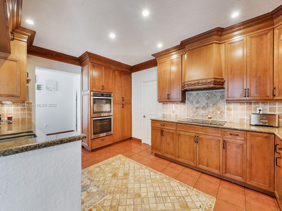 Недавно продано: $2,950,000 (5 спален, 5 ванн, 4562 Квадратных фут)