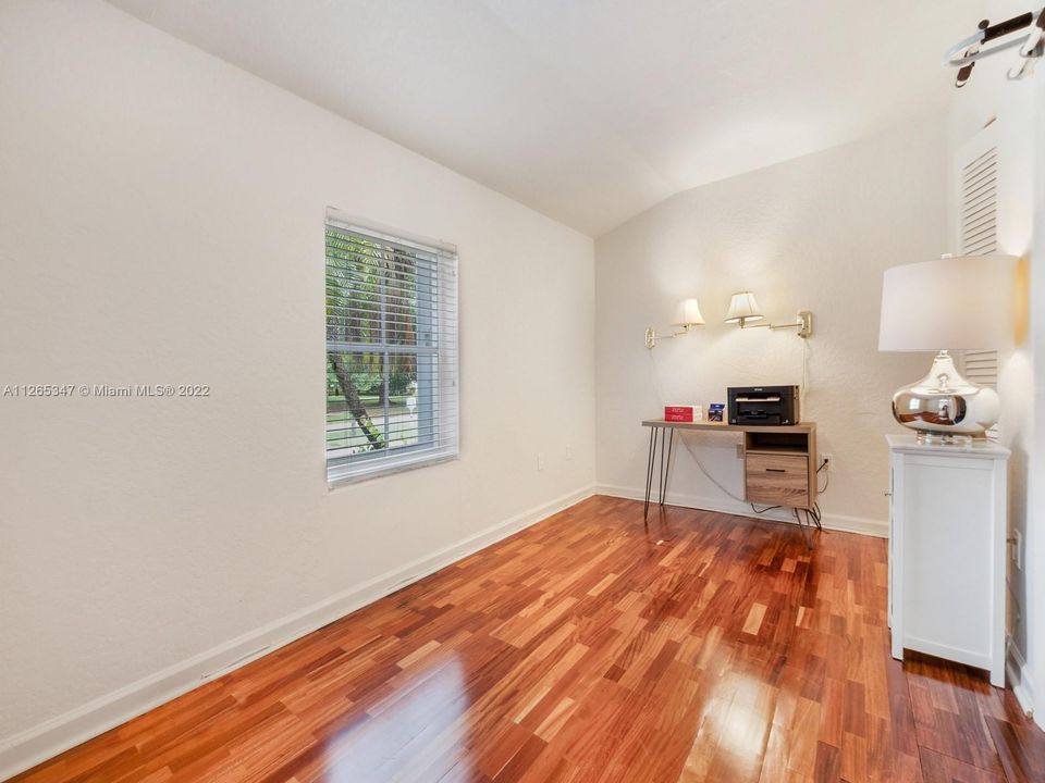 Недавно продано: $2,950,000 (5 спален, 5 ванн, 4562 Квадратных фут)