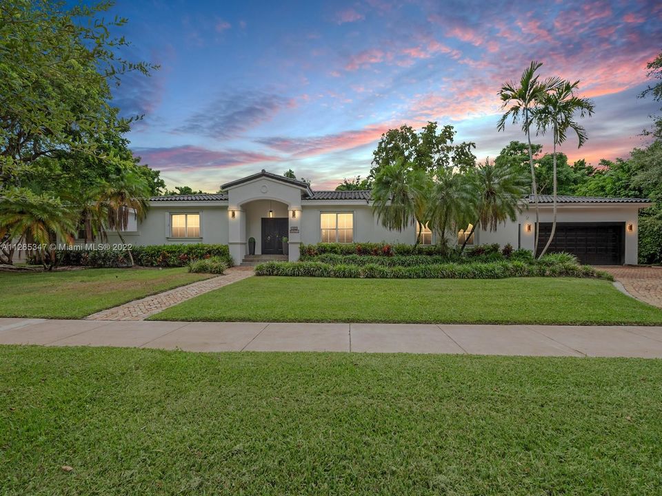 Недавно продано: $2,950,000 (5 спален, 5 ванн, 4562 Квадратных фут)