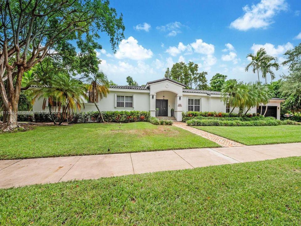 Недавно продано: $2,950,000 (5 спален, 5 ванн, 4562 Квадратных фут)