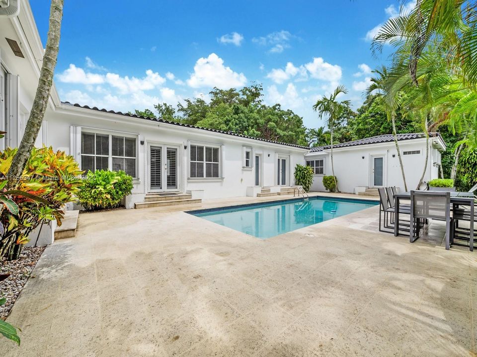 Недавно продано: $2,950,000 (5 спален, 5 ванн, 4562 Квадратных фут)