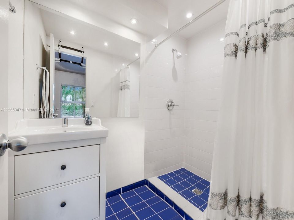 Недавно продано: $2,950,000 (5 спален, 5 ванн, 4562 Квадратных фут)