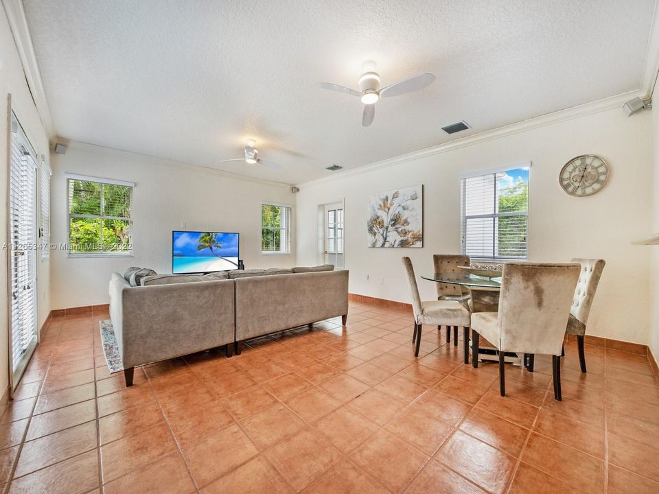 Недавно продано: $2,950,000 (5 спален, 5 ванн, 4562 Квадратных фут)