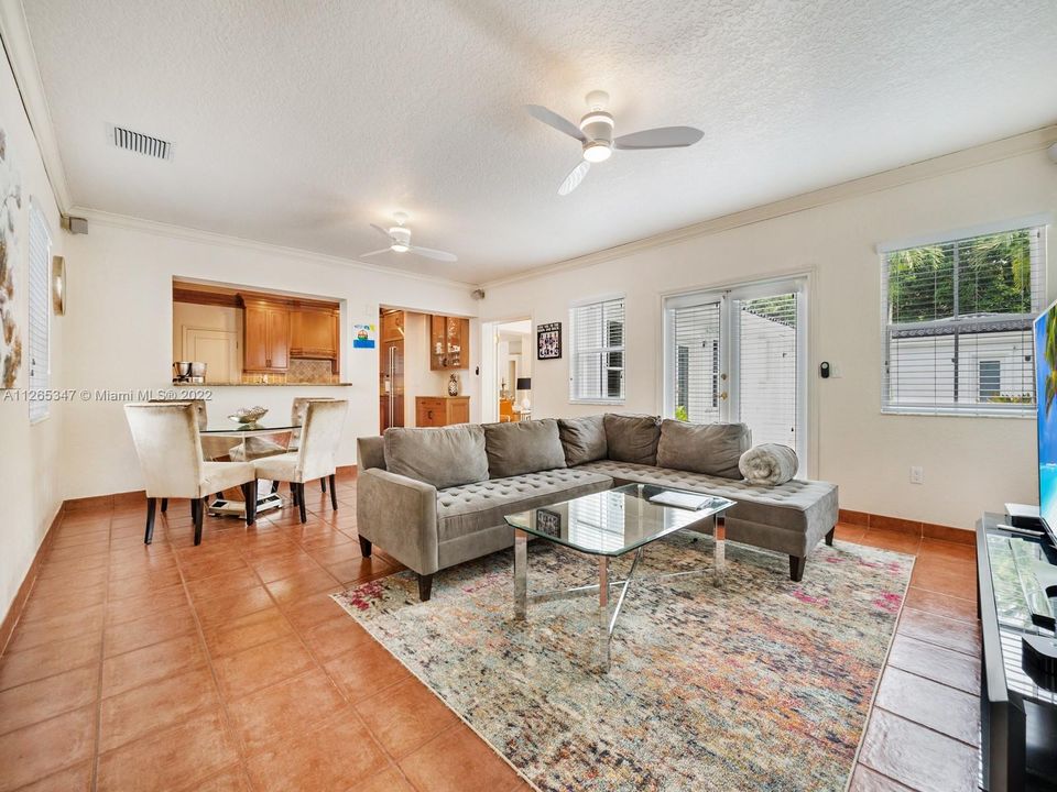 Недавно продано: $2,950,000 (5 спален, 5 ванн, 4562 Квадратных фут)