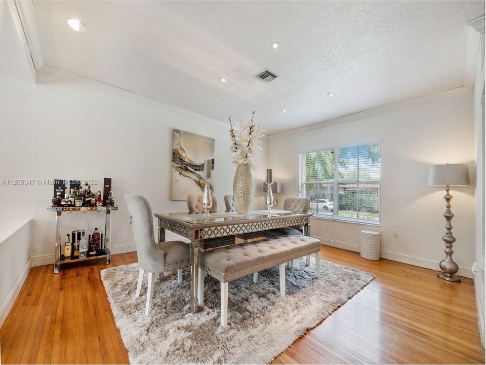 Недавно продано: $2,950,000 (5 спален, 5 ванн, 4562 Квадратных фут)