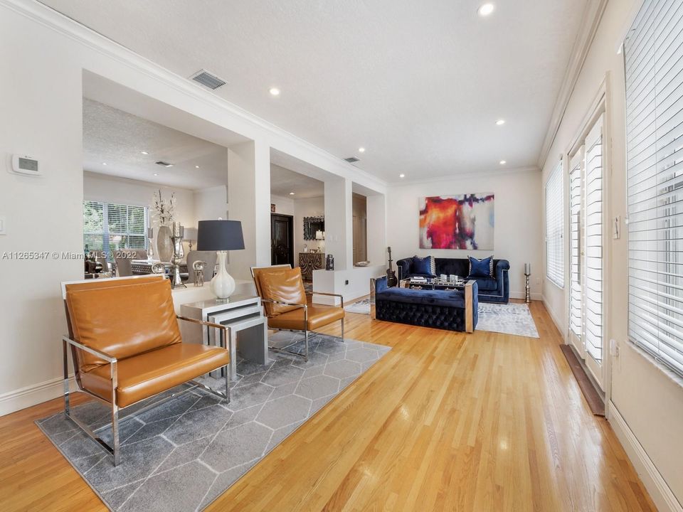 Недавно продано: $2,950,000 (5 спален, 5 ванн, 4562 Квадратных фут)