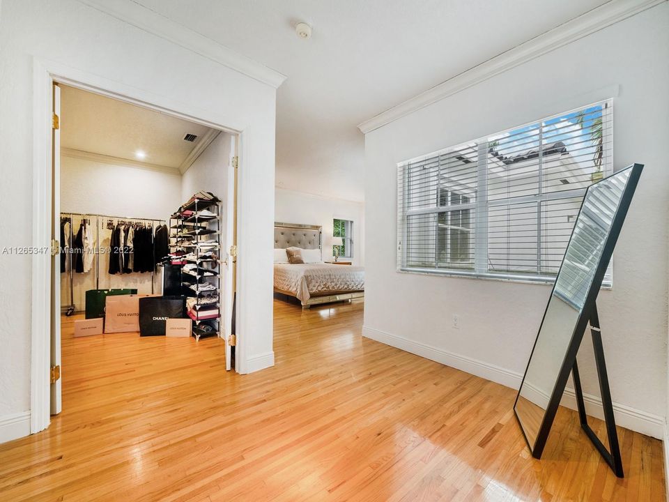 Недавно продано: $2,950,000 (5 спален, 5 ванн, 4562 Квадратных фут)