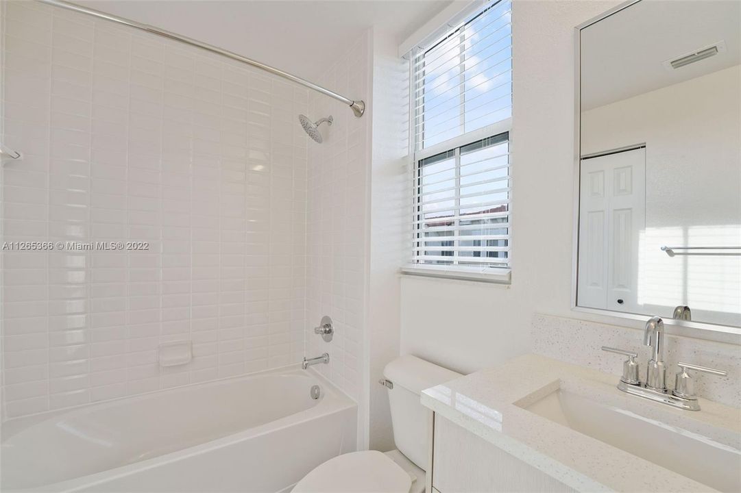 最近租的: $3,007 (2 贝兹, 2 浴室, 1337 平方英尺)
