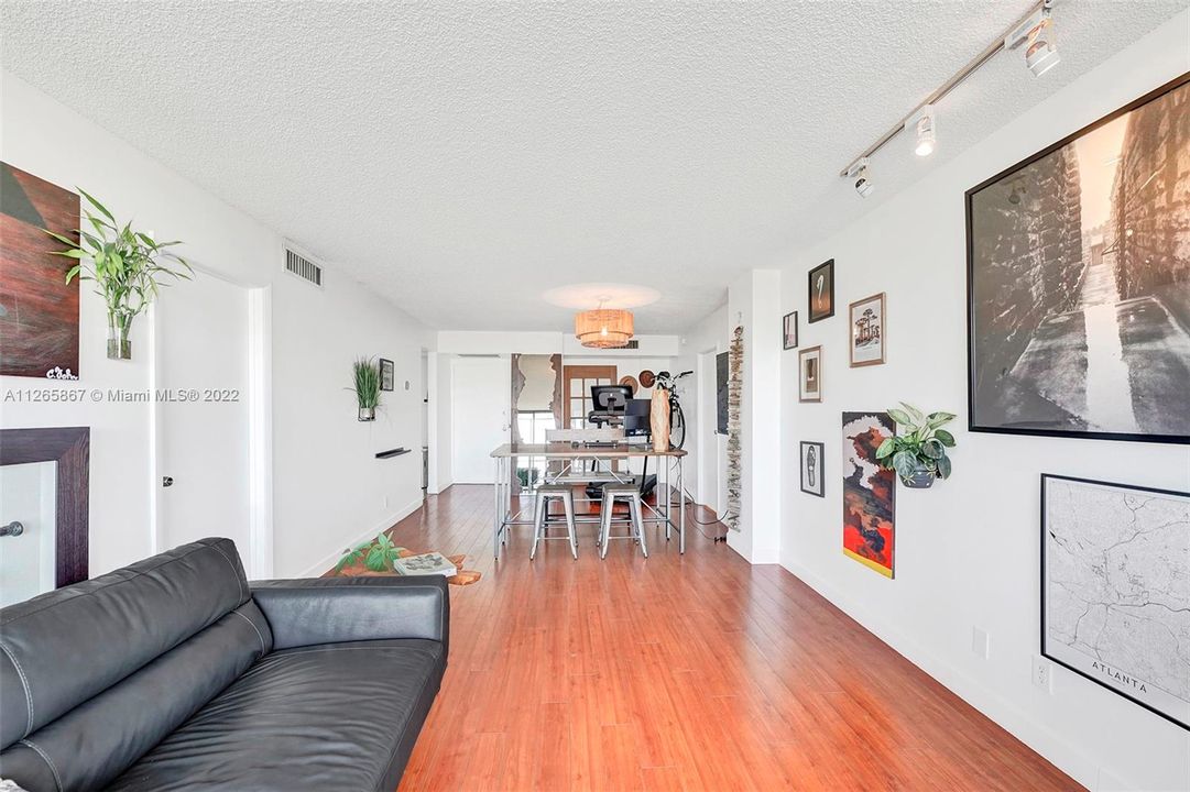 Recently Sold: $285,000 (2 beds, 2 baths, 994 Square Feet)