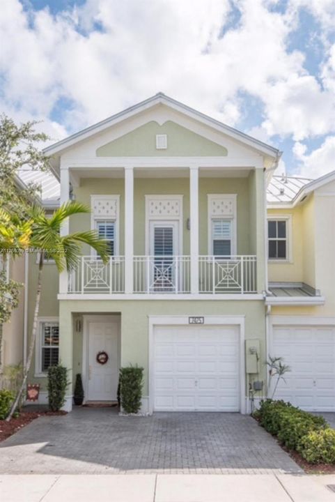 Recently Sold: $550,000 (3 beds, 3 baths, 2001 Square Feet)