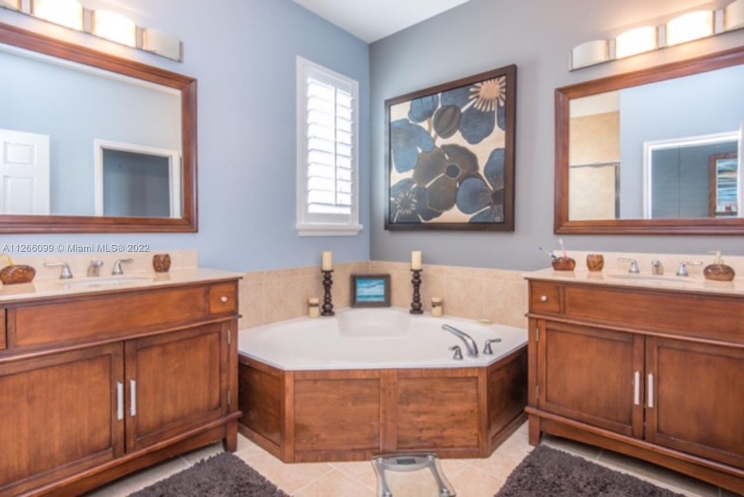 最近售出: $550,000 (3 贝兹, 3 浴室, 2001 平方英尺)