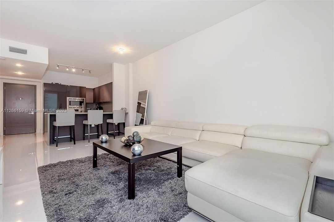 Recently Sold: $555,000 (1 beds, 1 baths, 748 Square Feet)