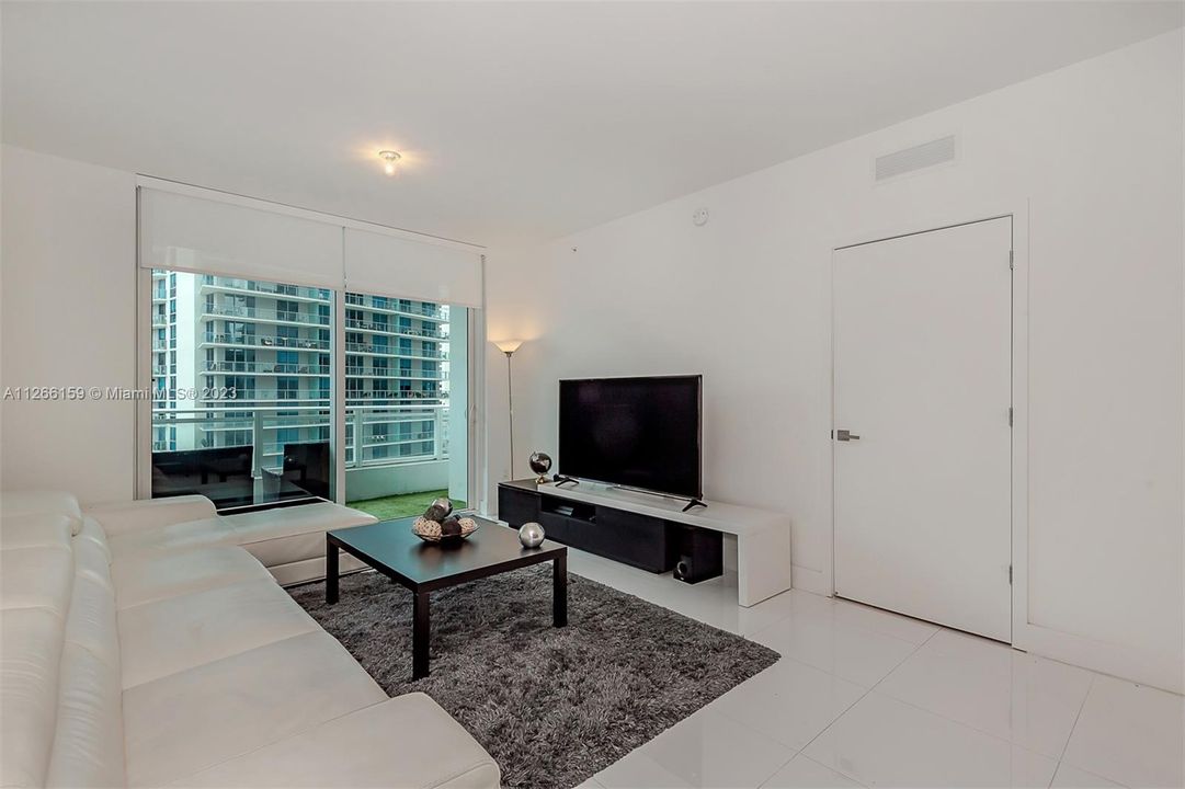 Recently Sold: $555,000 (1 beds, 1 baths, 748 Square Feet)