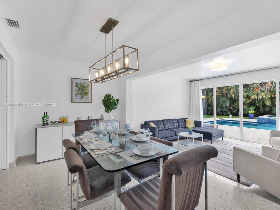 Vendido Recientemente: $1,150,000 (3 camas, 2 baños, 1813 Pies cuadrados)