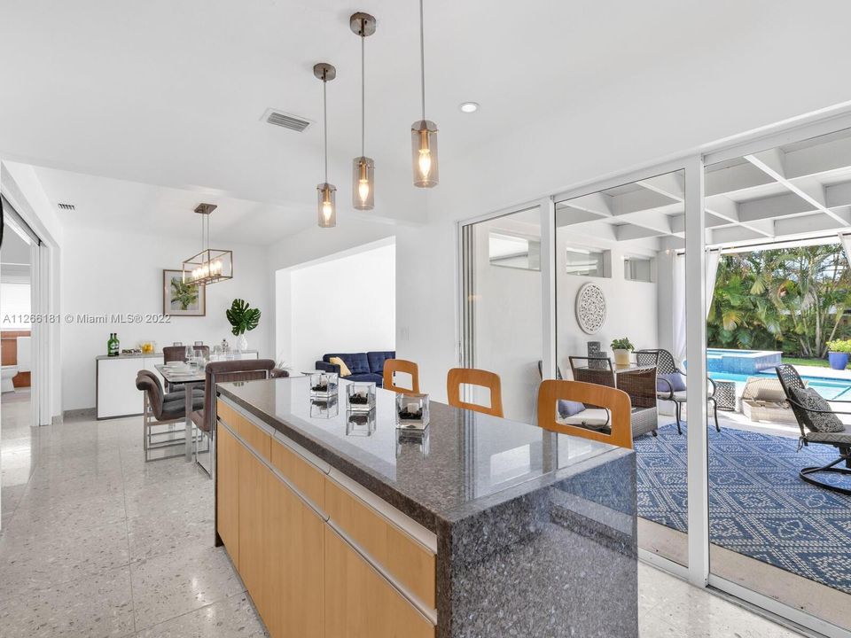 Vendido Recientemente: $1,150,000 (3 camas, 2 baños, 1813 Pies cuadrados)