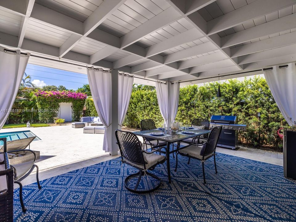 Vendido Recientemente: $1,150,000 (3 camas, 2 baños, 1813 Pies cuadrados)