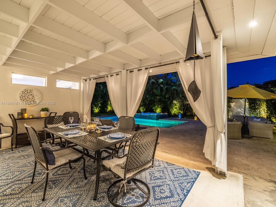 Vendido Recientemente: $1,150,000 (3 camas, 2 baños, 1813 Pies cuadrados)