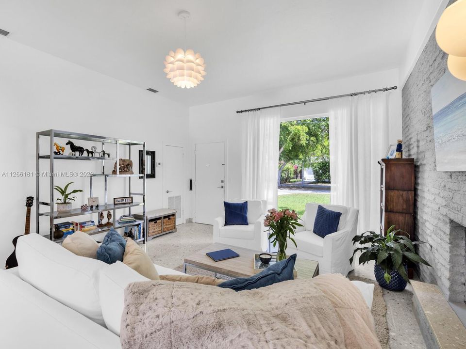 Vendido Recientemente: $1,150,000 (3 camas, 2 baños, 1813 Pies cuadrados)