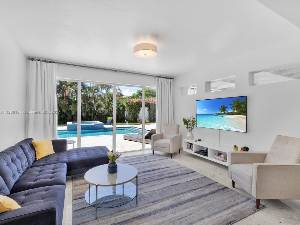 Vendido Recientemente: $1,150,000 (3 camas, 2 baños, 1813 Pies cuadrados)