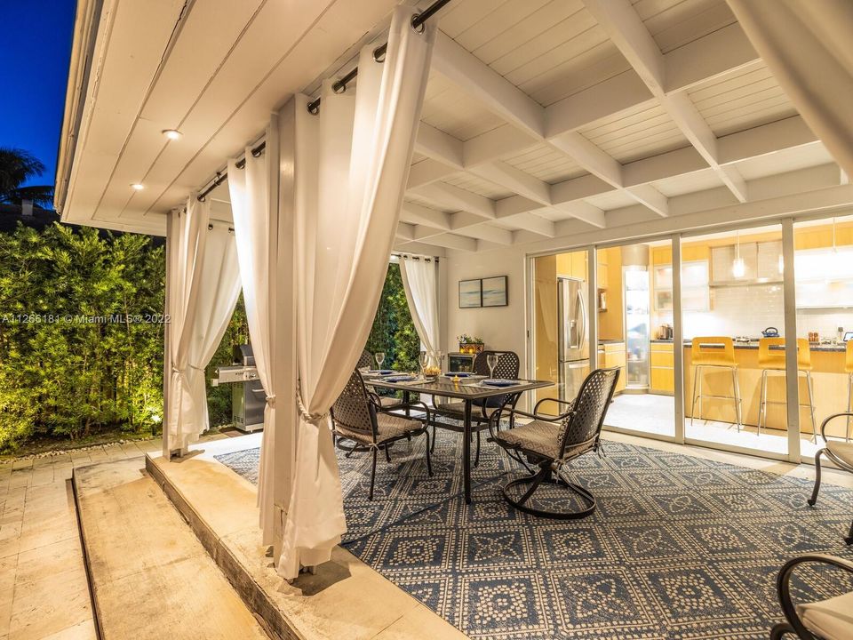 Vendido Recientemente: $1,150,000 (3 camas, 2 baños, 1813 Pies cuadrados)