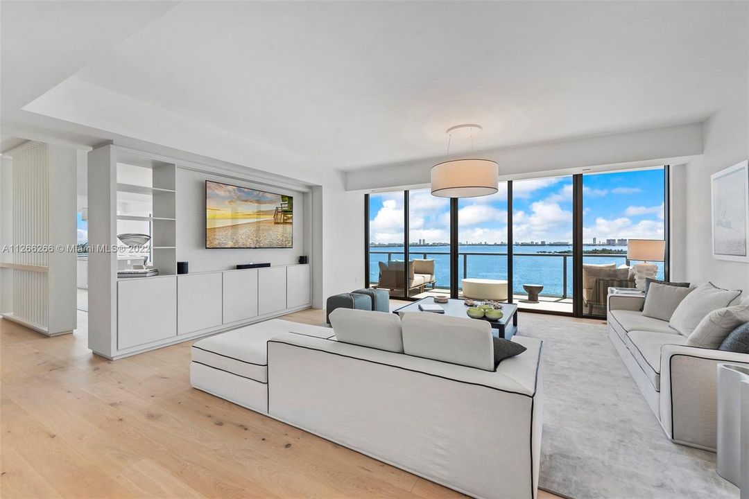 Recently Sold: $4,395,000 (3 beds, 3 baths, 2720 Square Feet)