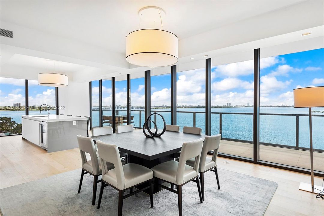 Recently Sold: $4,395,000 (3 beds, 3 baths, 2720 Square Feet)