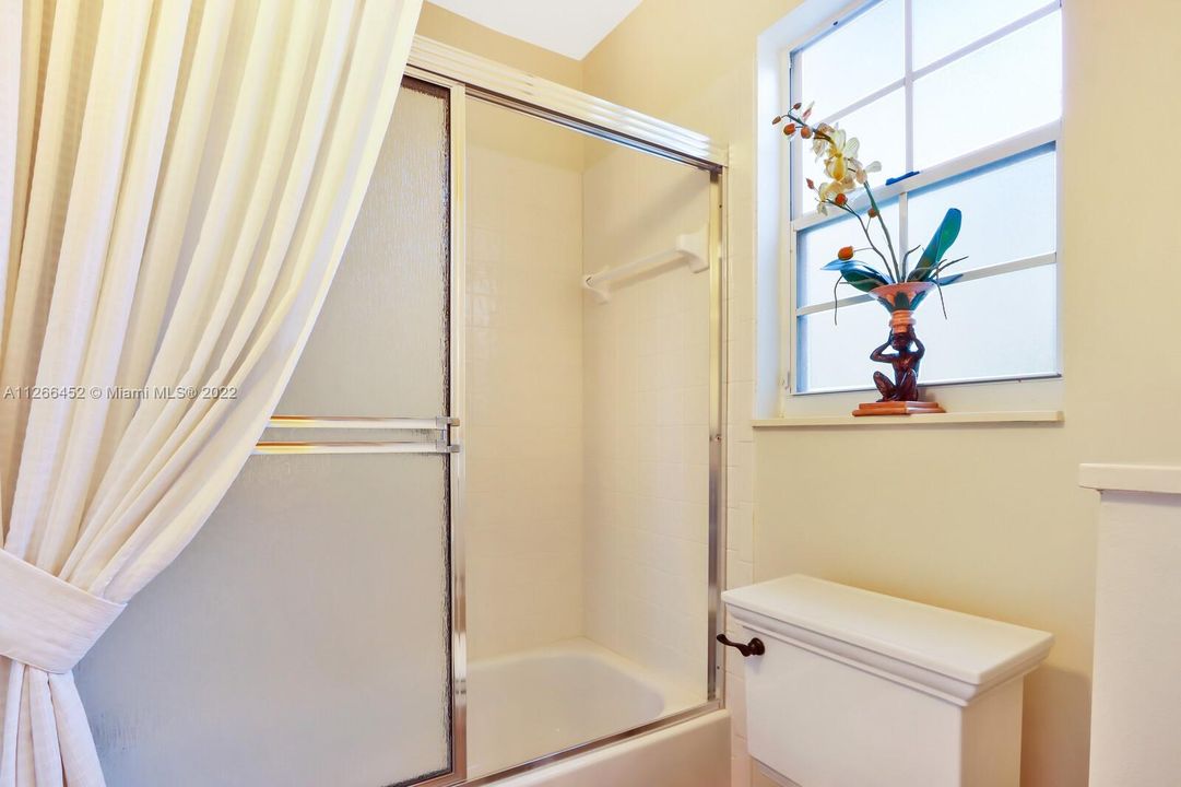 Tub/Shower 2nd Bedroom