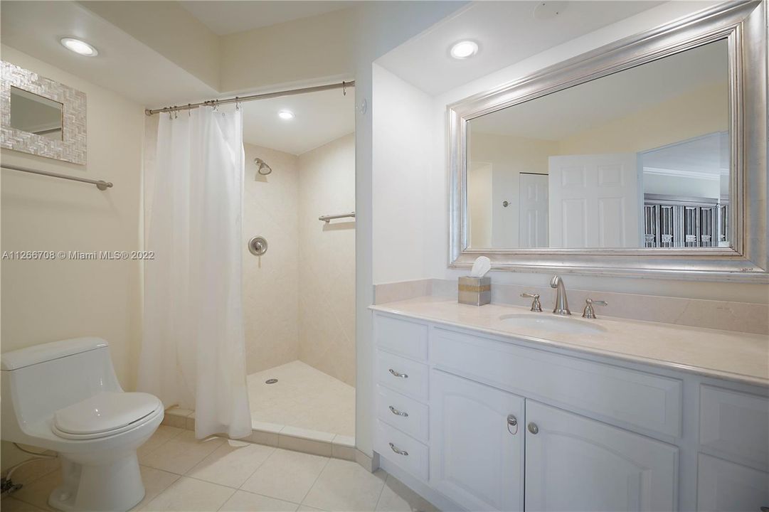 Recently Rented: $5,500 (2 beds, 2 baths, 1520 Square Feet)