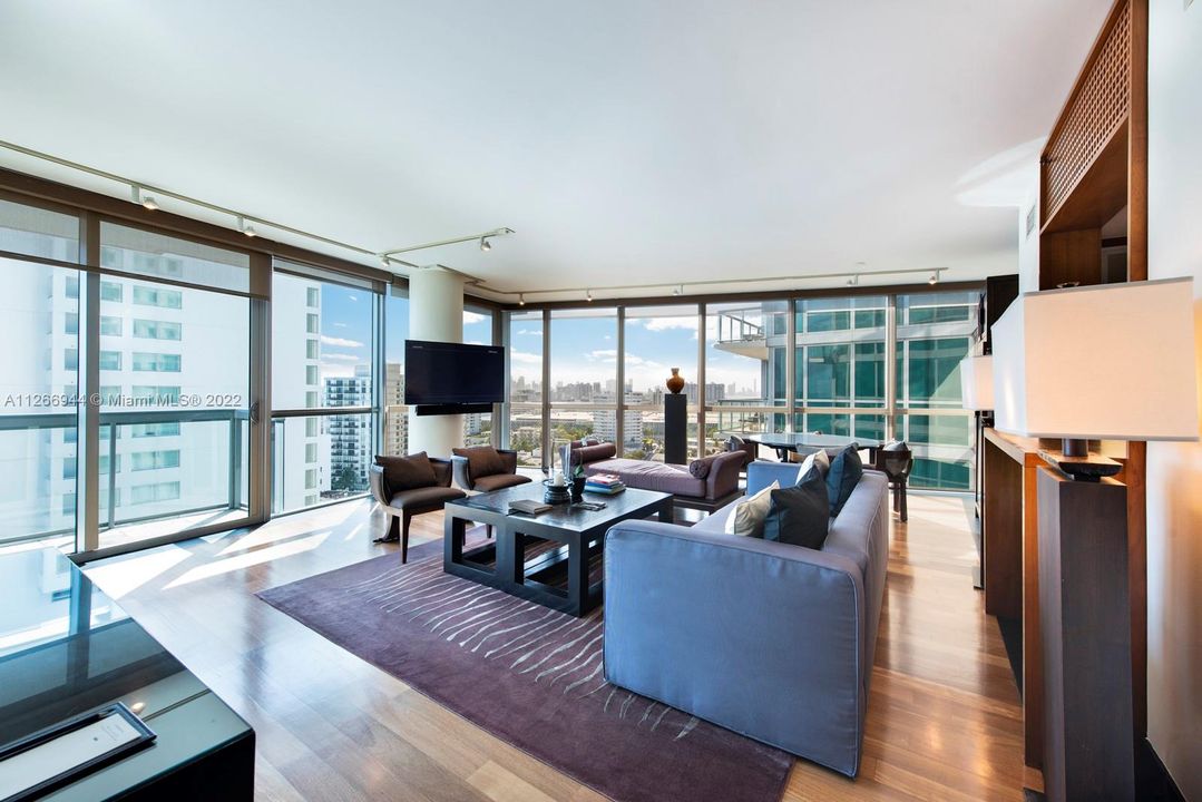 Recently Sold: $3,490,000 (2 beds, 2 baths, 1316 Square Feet)