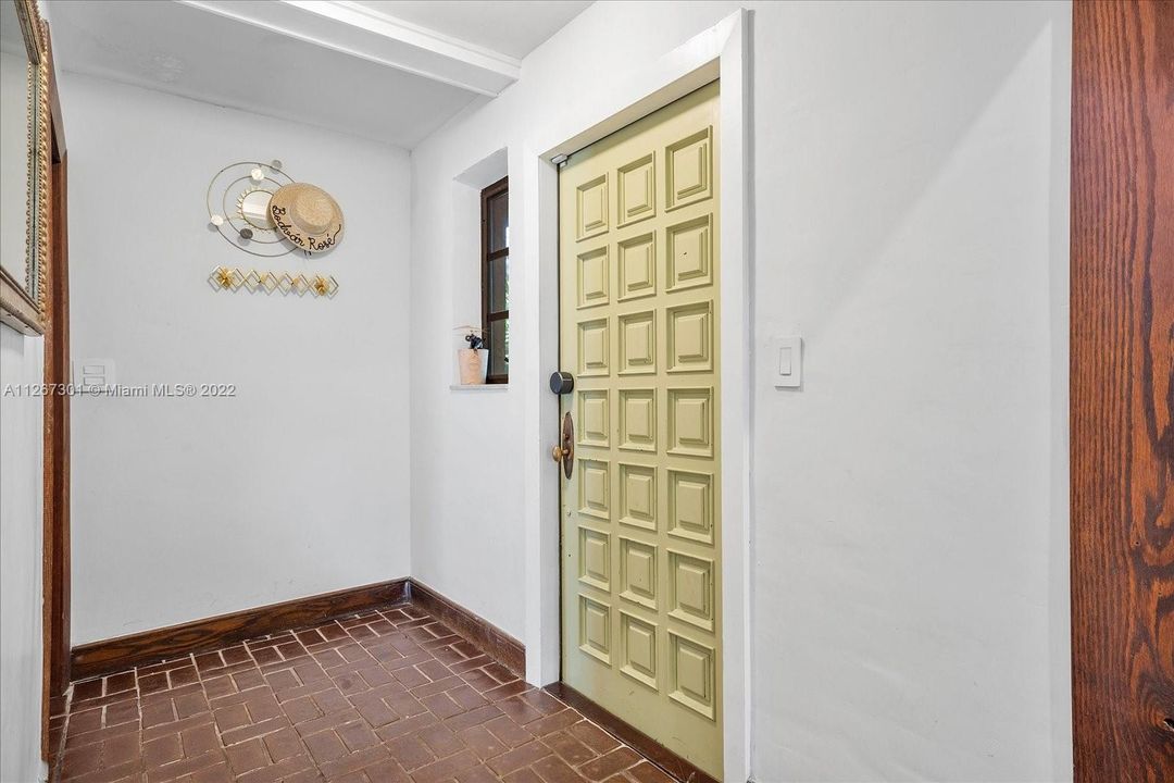 Vendido Recientemente: $1,149,000 (4 camas, 2 baños, 3347 Pies cuadrados)