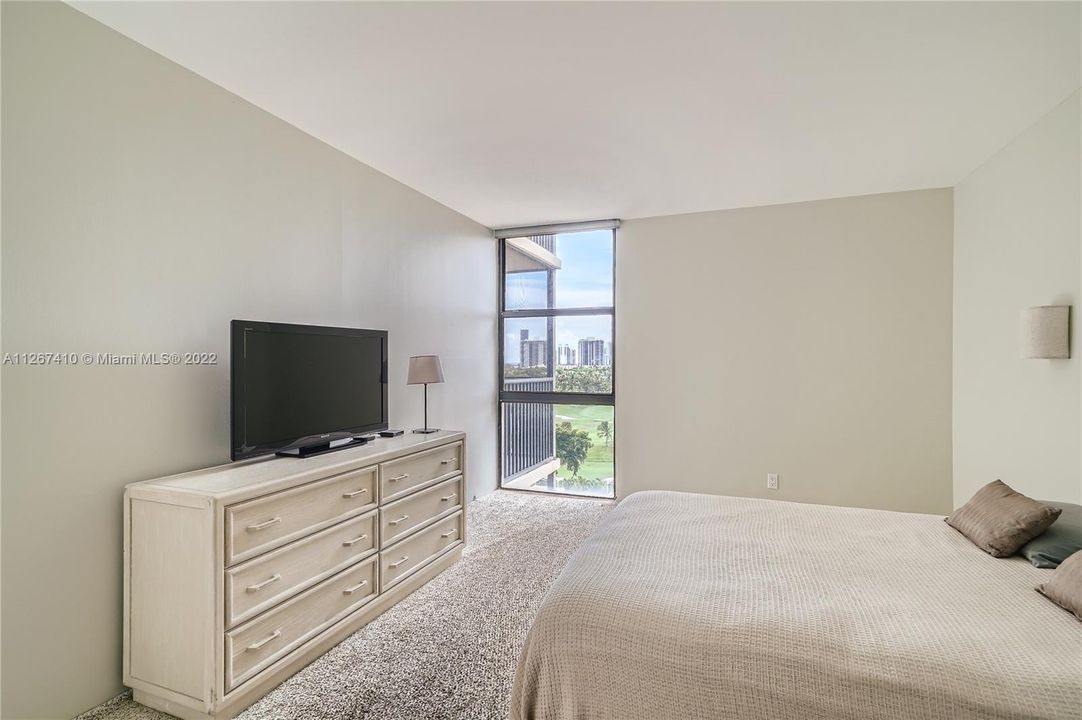 Recently Sold: $299,000 (1 beds, 1 baths, 913 Square Feet)