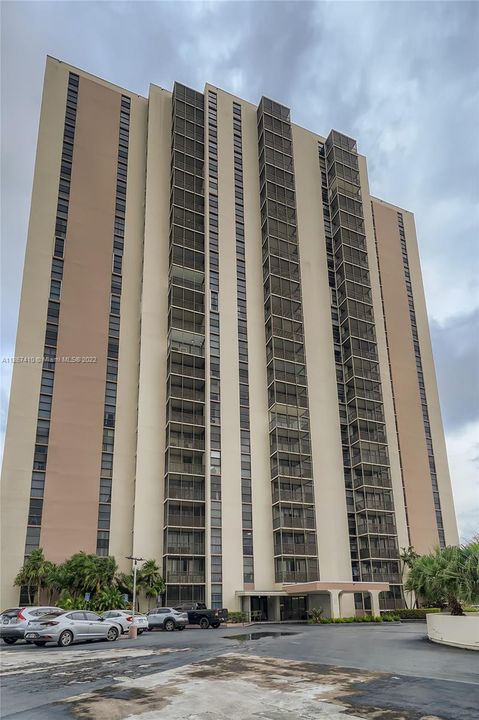 Recently Sold: $299,000 (1 beds, 1 baths, 913 Square Feet)