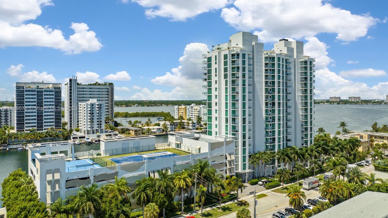 最近售出: $875,000 (3 贝兹, 3 浴室, 1358 平方英尺)