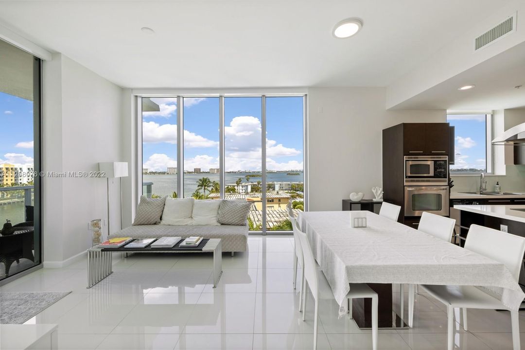 最近售出: $875,000 (3 贝兹, 3 浴室, 1358 平方英尺)