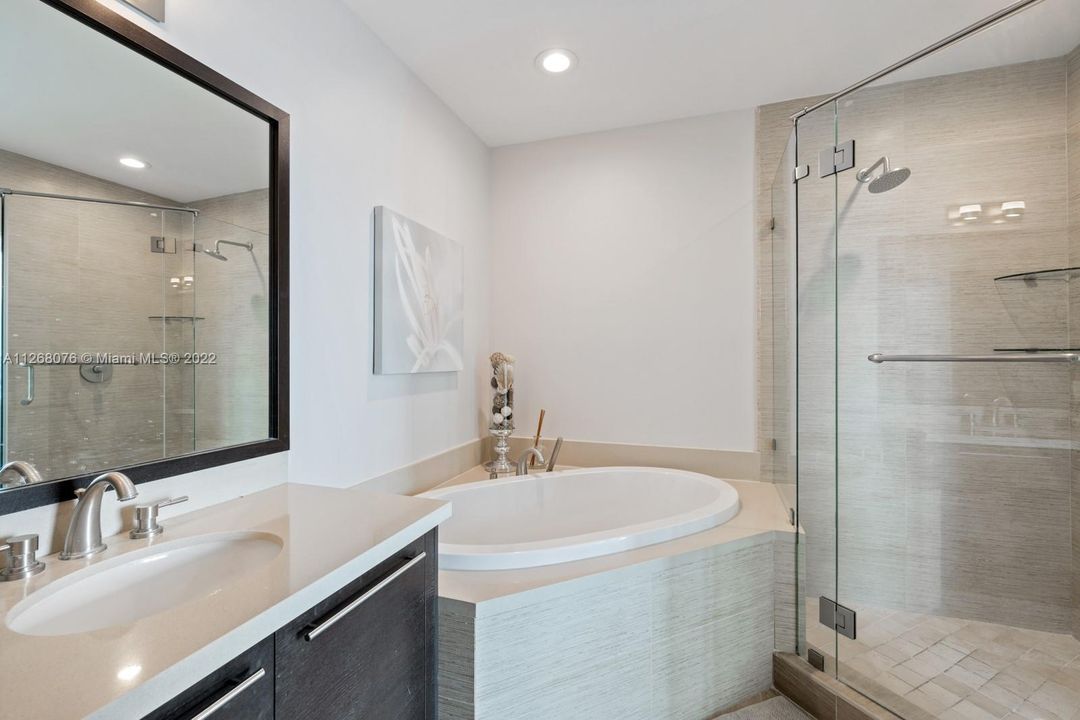 最近售出: $875,000 (3 贝兹, 3 浴室, 1358 平方英尺)