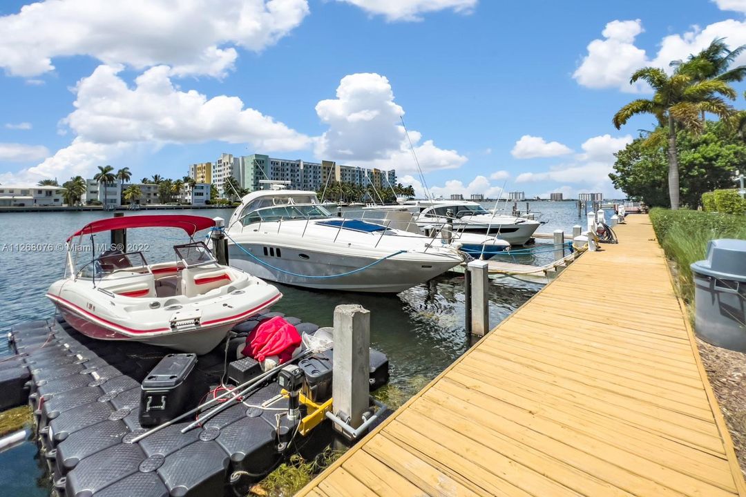 最近售出: $875,000 (3 贝兹, 3 浴室, 1358 平方英尺)